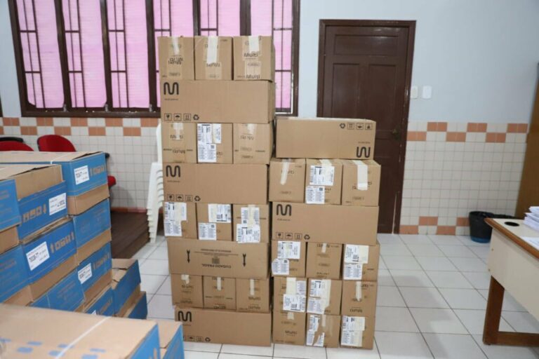 Governo do Acre entrega tablets com internet em escolas do ensino médio