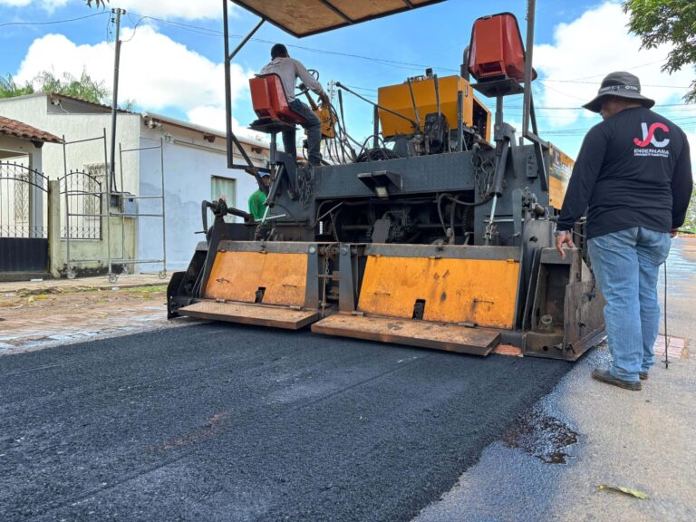 Governo do Acre envia e aplica 400 toneladas de asfalto em ruas de Xapuri neste sábado