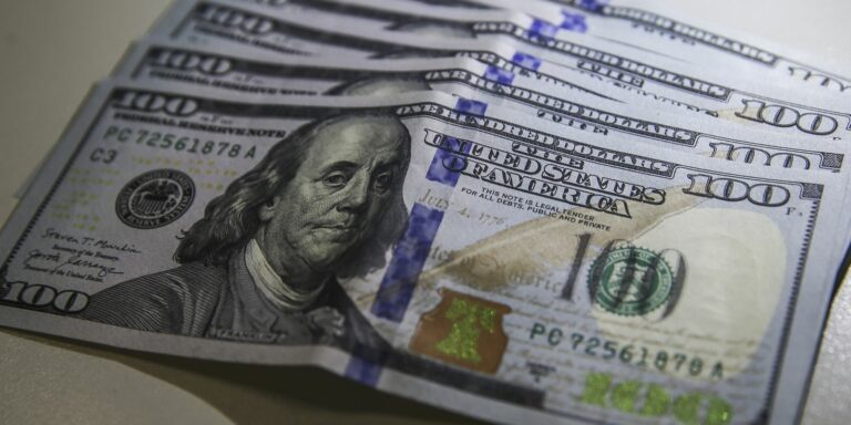 Dólar fecha abaixo de R$ 5,50 pela primeira vez em oito meses