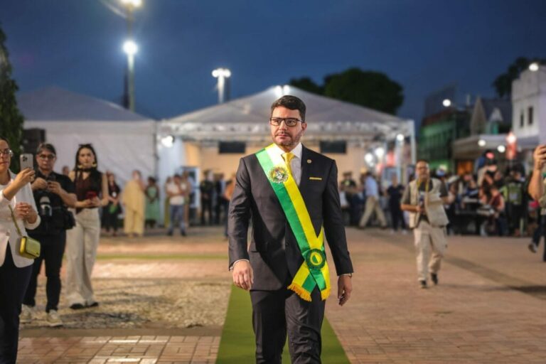 Acre celebra 63 anos com troca de bandeira, entrega de honrarias e balanço do progresso