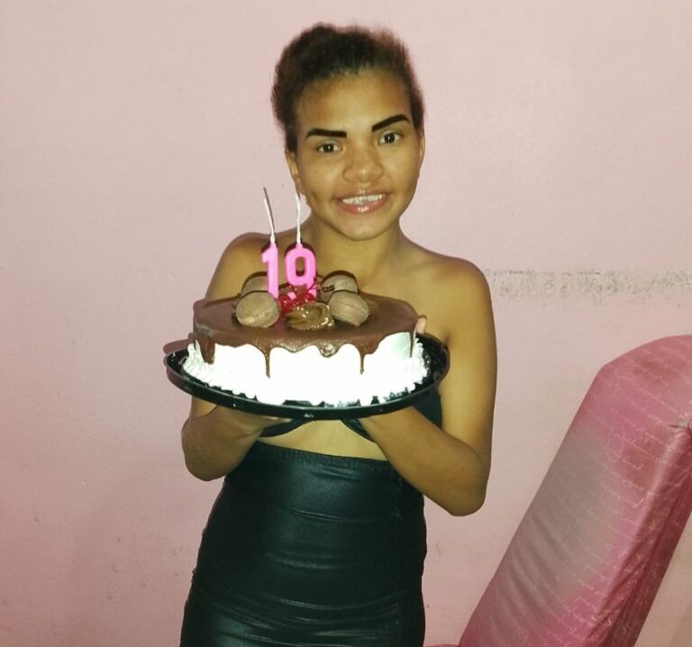 PC-AM divulga imagem de jovem autista desaparecida após sair da escola no bairro Colônia Terra Nova