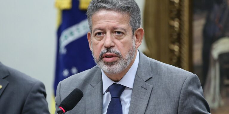 Lira amplia redução parcial de IR para quem ganha até R$ 7.350