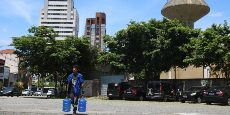 Após privatização, Sabesp registra mais receita, demissão e vazamentos