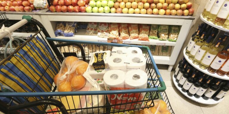 Cesta básica tem custo menor em 11 capitais, mostra Dieese