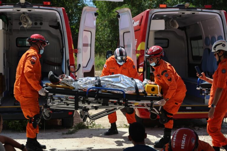 Treinamento do Corpo de Bombeiros do Amazonas simula resgate de 25 vítimas em desabamento de prédio comercial