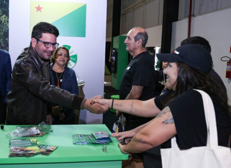 Governador Gladson Camelí prestigia estande do Acre no Salão do Turismo e reforça valorização do artesanato acreano