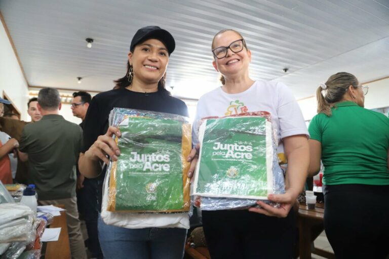 Governadora em exercício Mailza leva mais de 400 kits do Vestuário Social a moradores da zona rural de Cruzeiro do Sul
