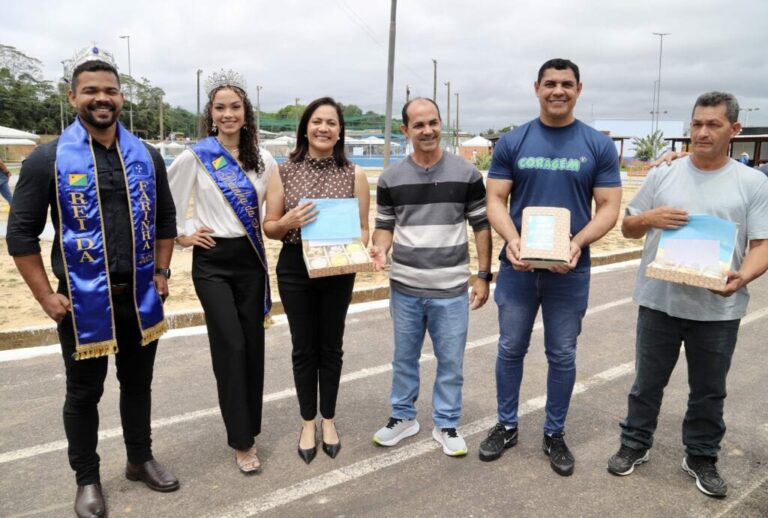 Governadora em exercício Mailza destaca importância do Festival da Farinha para cultura e economia, durante visita ao espaço do evento