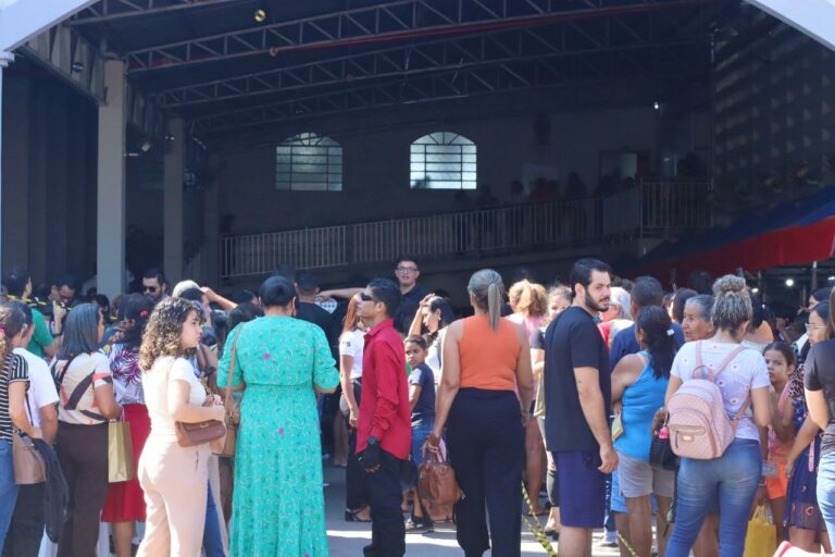 Juntos Pelo Acre leva 2 mil peças de roupas na ação social Amigos da Esperança na Paróquia São Peregrino