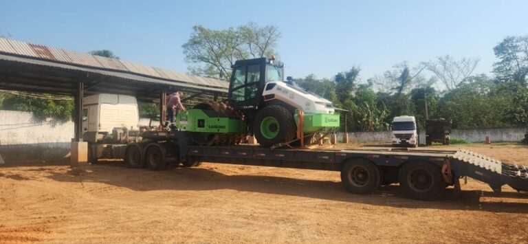 Deracre envia rolo compactador para reforçar Operação Verão em Tarauacá