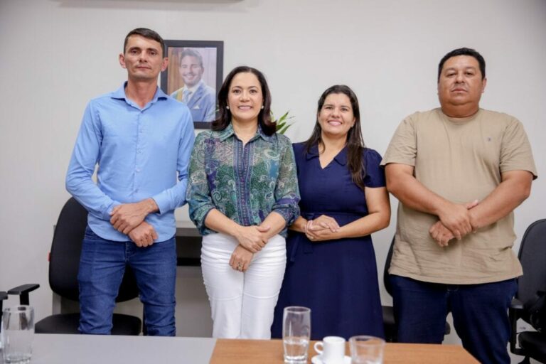 Governadora em exercício Mailza recebe vereadores de Tarauacá e discute medidas para ampliar políticas de assistência e de saúde no município