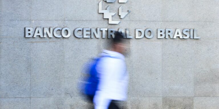 BC acompanha tarifaço e vê juro alto por tempo “bastante prolongado”