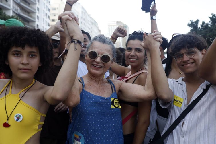 Rio de Janeiro (RJ), 21/09/25 - Ana Regina Brito, engenheira aposentada, participa de protesto contra a PEC da Blindagem e PL da Anistia na orla de Copacabana. Foto: Tânia Rêgo/Agência Brasil