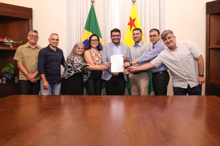 Governador Gladson Camelí assina termo de cooperação com a Aleac e Sebrae para implantar o programa Cidade Empreendedora nos 22 municípios