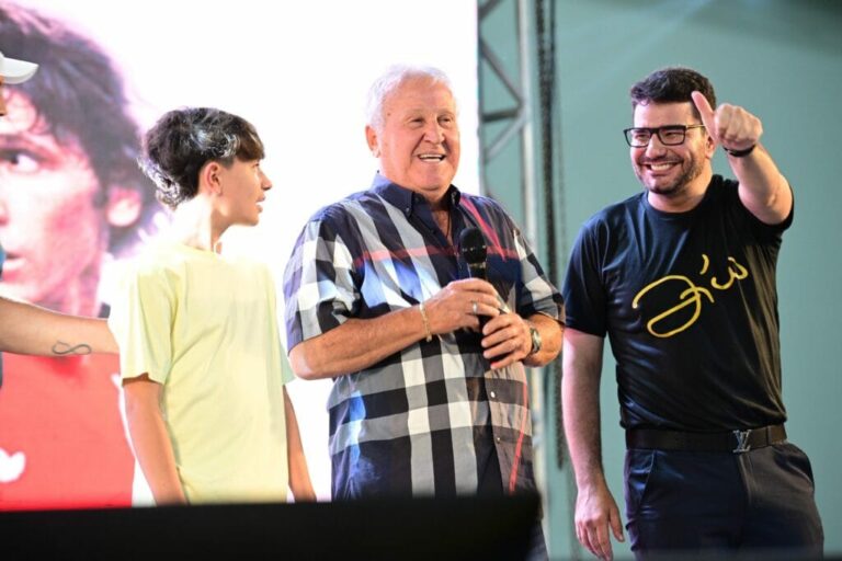 Recebido pelo governador, Zico retorna ao Acre após 34 anos e inspira juventude em palestra sobre liderança e superação 