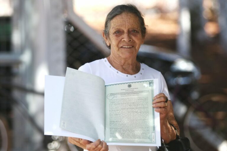 Mais de mil famílias recebem documento das casas a custo zero