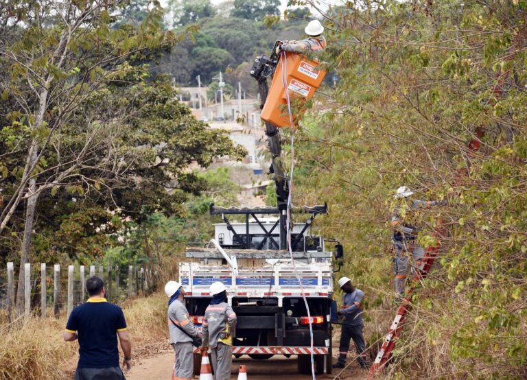 Mais de mil luminárias chegam ao Morro da Cruz, em São Sebastião