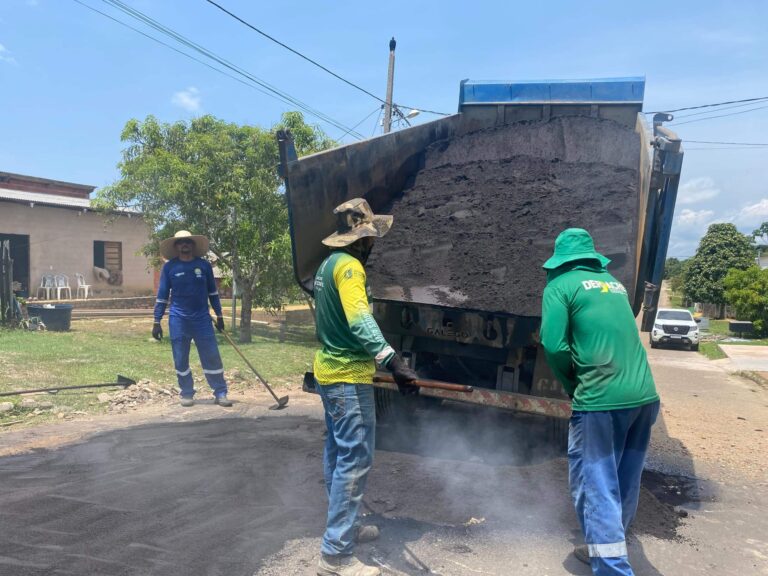 Equipes do Deracre aplicam massa asfáltica em ruas de Rodrigues Alves