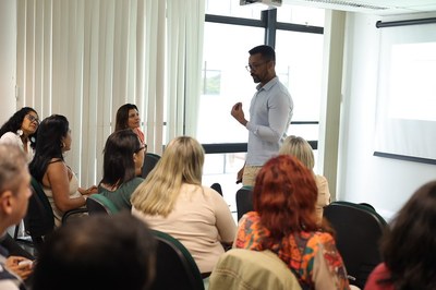 audiodescrição: Juiz Fábio Esteves durante a aula