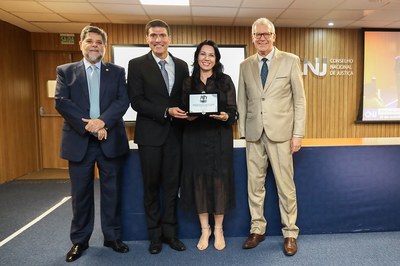 Entrega do Selo Tribunal Amigo da Pessoa Idosa audiodescrição: conselheiro Bastos, conselheiro Pablo Barreto, juíza Monize Marques e ministro do STJ Sérgio Kukina na entrega do Selo Tribunal Amigo da Pessoa Idosa