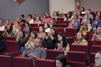 Auditório Sepúlveda Pertence audiodescrição: plateia do Auditório Sepúlveda Pertence aplaudindo o palestrante