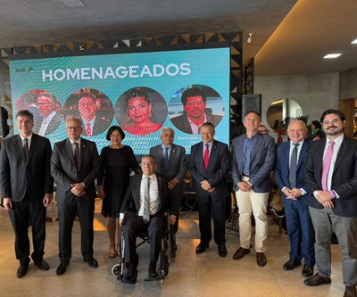 Autoridades na entrega do selo amigo da defensoria  Audiodescrição: Imagem da entrega do selo amigo da defensoria