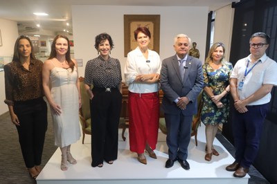 Audiodescrição: Pessoas que acompanharam a gravação do programa História Oral com a juíza Zoni de Siqueira Ferreira posam para foto.