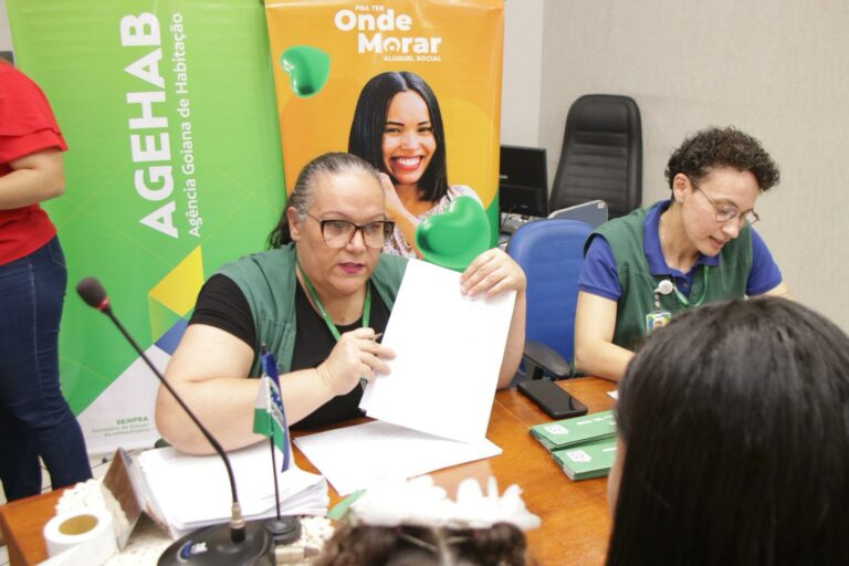 Agehab entrega benefícios habitacionais