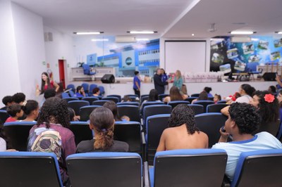 Auditório da Casa de Ismael na entrega de presentes Audiodescrição: Crianças vistas por trás no auditório da Casa de Ismael na entrega de presentes da campanha Semeando Alegrias 20205.