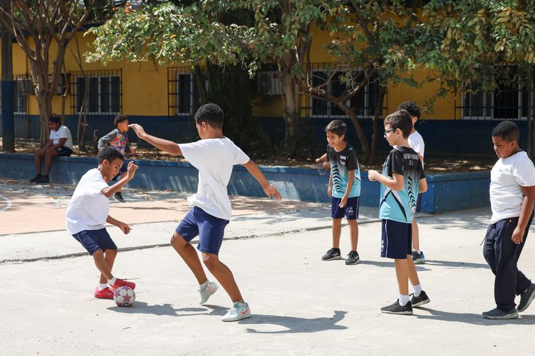 Rio de Janeiro (RJ), 27/08/2025 – Alunos jogam futebol durante intervalo no Ginásio Experimental Olímpico Reverendo Martin Luther King, na Praça da Bandeira, no Rio de Janeiro. Foto: Tomaz Silva/Agência Brasil