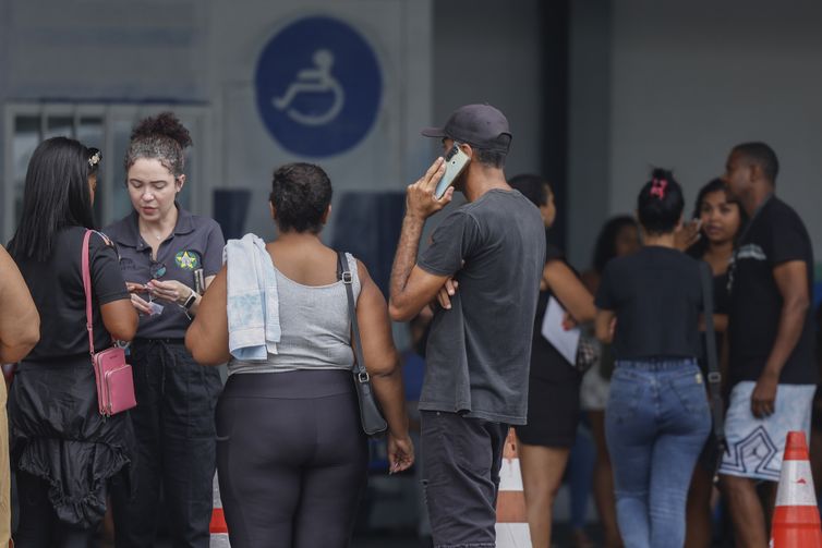 Rio de Janeiro (RJ), 29/10/2025 - Familiares chegam ao Detran para se cadastrar para recinhecimento dos corpos
Após resgate de dezenas de corpos são trazidos por moradores para a Praça São Lucas, na Penha, zona norte do Rio de Janeiro. Operação Contençao.
Foto: Tânia Rêgo/Agência Brasil