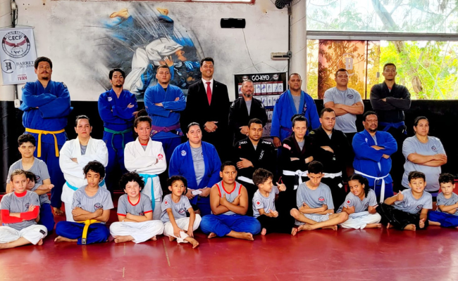 pessoas vestidas com quimonos posando para a foto