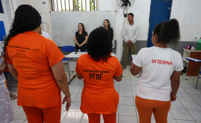 pessoas em pé lendo redações para outros