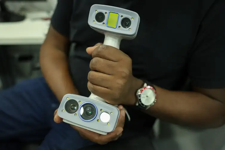 Tomaz Silva/Agência Brasil Rio de Janeiro (RJ), 07/11/2025 – Scanner de luz branca usado na reconstituição de vaso marajoara em 3D, no Biodesign Lab PUC-Rio na zona sul do Rio de Janeiro. Foto: Tomaz Silva/Agência Brasil