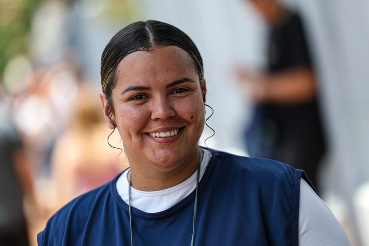 Marcelo Camargo/Agência Brasil Brasília (DF), 16/11/2025 - A promotora de vendas Keyze Oliveira da Silva, durante entrevista antes da realização do segundo dia do Exame Nacional do Ensino Médio (Enem) 2025. Foto: Marcelo Camargo/Agência Brasil