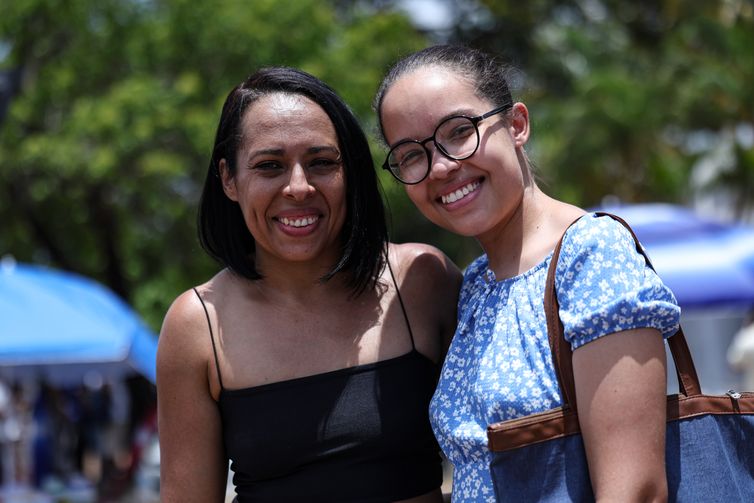Marcelo Camargo/Agência Brasil Brasília (DF), 16/11/2025 - Kris de Jesus e a filha, Luiza de Jesus Matos, durante entrevista antes da realização do segundo dia do Exame Nacional do Ensino Médio (Enem) 2025. Foto: Marcelo Camargo/Agência Brasil