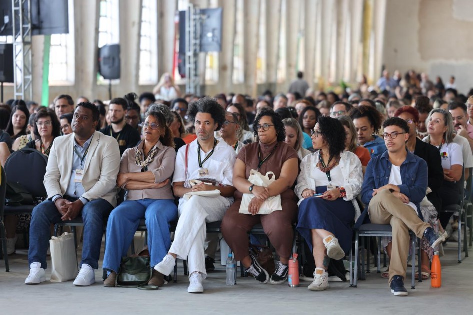 Foto mostra plateia do 3º Encontro Estadual de Educação Antirracista