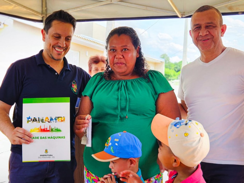 Foto mostra a beneficiária Miriam ao lado do prefeito de Panambi e do secretário Carlos Gomes