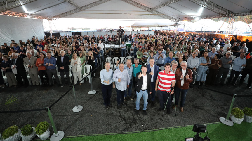 Parlamentares durante a sessão especial em Ibaiti