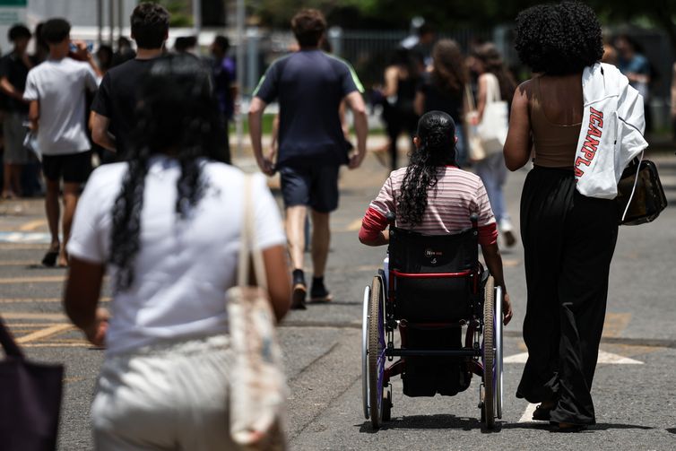 Marcelo Camargo/Agência Brasil Brasília (DF), 16/11/2025 - Candidatos comparecem a local de prova para realização do segundo dia do Exame Nacional do Ensino Médio (Enem) 2025. Foto: Marcelo Camargo/Agência Brasil