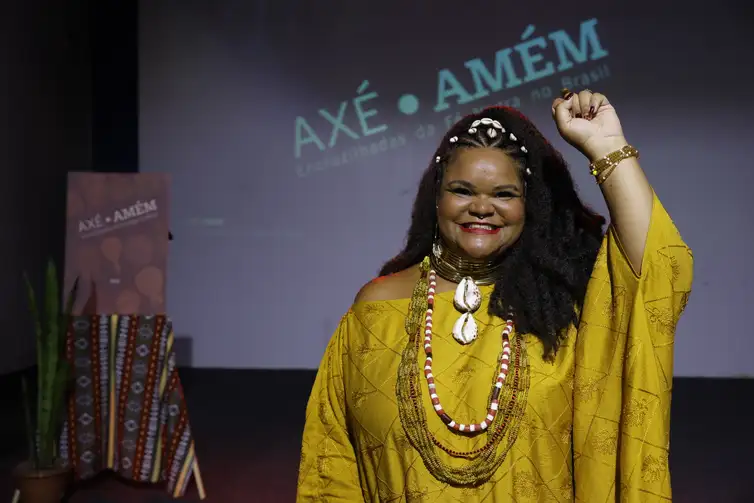 Fernando Frazão/Agência Brasil Rio de Janeiro (RJ), 02/12/2025 – A historiadora candomblecista Carolina Rocha no lançamento do livro Axé-Amém: Encruzilhadas da Fé Negra no Brasil. Foto: Fernando Frazão/Agência Brasil