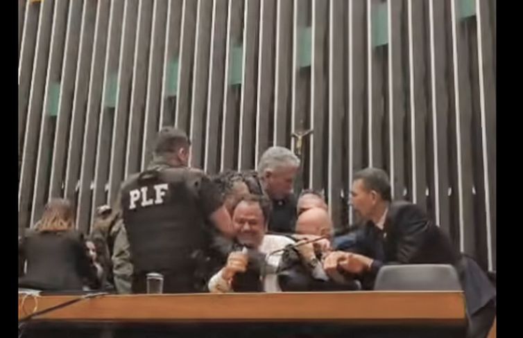 Brasília (DF), 09/12/2025 - Deputado Glauber Braga (PSOL) é retirado da mesa da presidencia da camâra dos deputados por seguranças.
Frame  Deputado Glauber Braga/Facebook