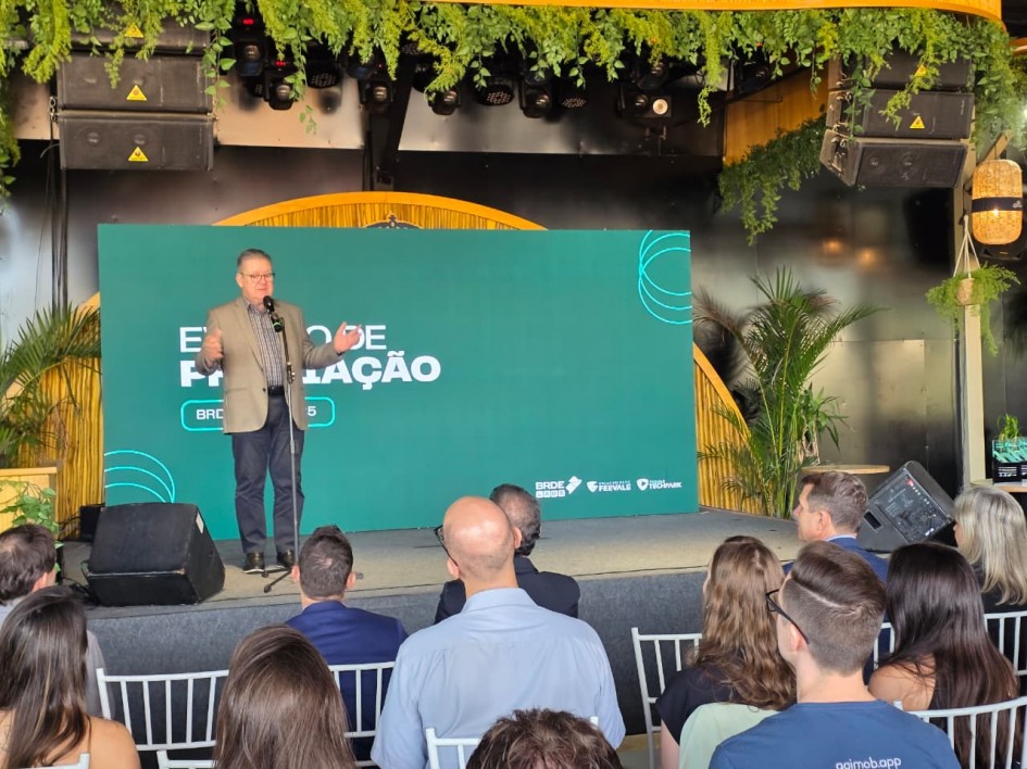 Foto mostra o diretor de Operações do BRDE, Ranolfo Vieira Júnior na premiação do BRDE Labs RS 2025