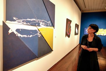 Tânia Rêgo/Agência Brasil Rio de Janeiro (RJ), 09/10/2025 - Denise Mattar curadora da exposição “Geometria Visceral”, com um panorama da mais recente produção do artista paulistano Gilberto Salvador, no Paço Imperial, centro da cidade. Foto: Tânia Rêgo/Agência Brasil