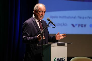 Rio de Janeiro (RJ), 15/12/2025 – O presidente do Banco Nacional de Desenvolvimento Econômico e Social (BNDES), Aloizio Mercadante, durante abertura do seminário Democracia e Direitos Humanos: empresas juntas por um Brasil mais igualitário, na sede do banco, no centro do Rio de Janeiro. Foto: Tomaz Silva/Agência Brasil
