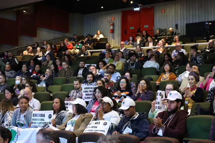 Rovena Rosa/Agência Brasil São Paulo (SP), 15/08/2024 - Platéia com cartazes na plenária do Plano Clima Participativo, com o tema Mata Atlântica, no Sesc Vila Mariana. Foto: Rovena Rosa/Agência Brasil