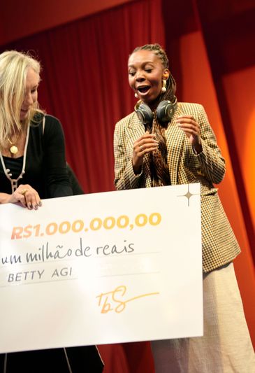 Betty Mae Agi/Arquivo pessoal Brasília (DF), 05/12/2025 - Ativista que quer “calçar o mundo” já distribuiu mais de 60 mil chinelos
Betty Mae Agi começou o trabalho em Angola e hoje está em 24 países.
Foto: Betty Mae Agi/Arquivo pessoal