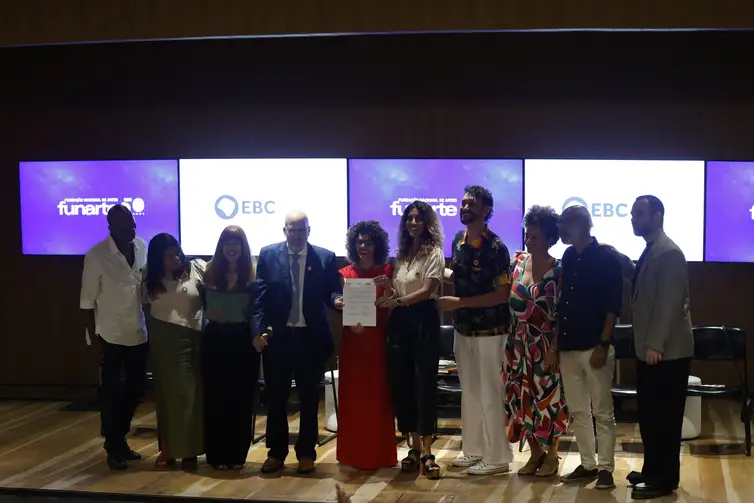 Fernando Frazão/Agência Brasil Rio de Janeiro (RJ), 15/12/2025 – A presidenta da Fundação Nacional de Artes (Funarte), Maria Marighella, assina termo de cooperação com a Empresa Brasil de Comunicação (EBC), com a diretora de Conteúdo e Programação, Antônia Pellegrino, e o diretor-presidente, André Basbaum. Foto: Fernando Frazão/Agência Brasil