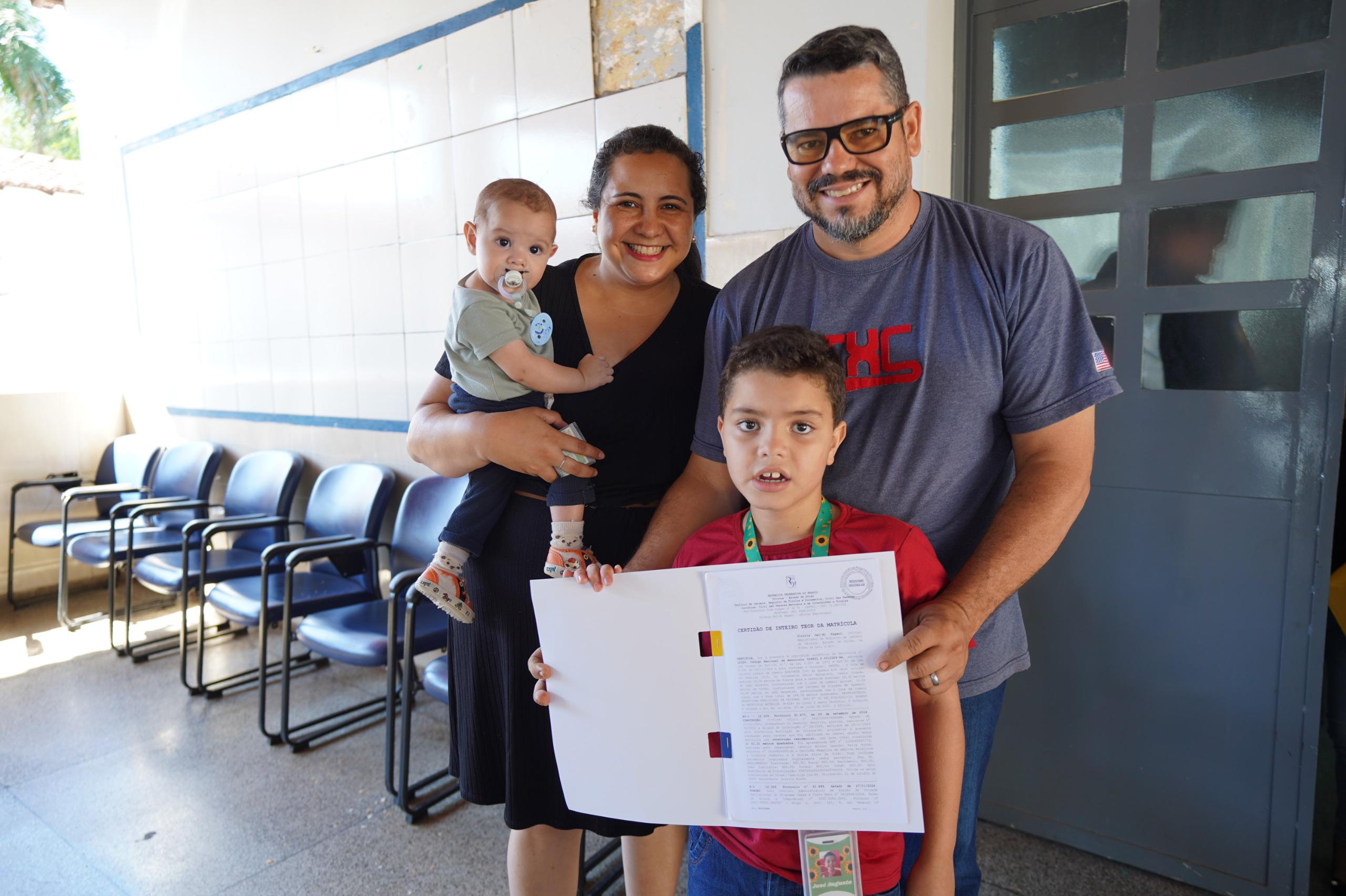 Agehab entrega benefícios para mais de 400 famílias de Inhumas e Palmeiras