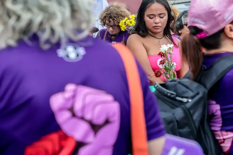Sao Paulo (SP)-01/03/2026.  
Um ato no domingo em memória de Tainara Souza
Santos, de 31 anos, que morreu após ser atropelada e arrastada pelo ex-companheiro em São Paulo, irá marcar o início das mobilizações pelo Dia Internacional das Mulheres. 
Organizado pelo Ministério das Mulheres, o local escolhido para o ato é a Marginal Tietê, na zona norte da cidade de São Paulo, onde Tainara foi agredida, atropelada pelo ex-companheiro Douglas Alves da Silva e arrastada por mais de 1 quilômetro ao ficar presa ao carro dele, em 29 de novembro do ano passado. O ato contou com a presença das
ministras Márcia Lopes, Marina Silva , Sônia Guajajara e do Ministro Paulo Teixeira e a mãe Luciane ( mãe da vítima Taynara). Foto: Paulo Pinto/Agência Brasil